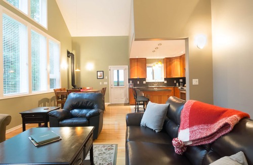 Warnick House | Private Mountain Home w/EV Charger and fireplace!