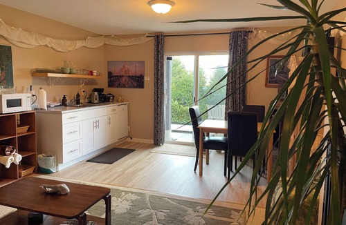 Sandy Hook Apartment | Private Studio on Sechelt Inlet, BC with kitchenette, good for solo/couples.