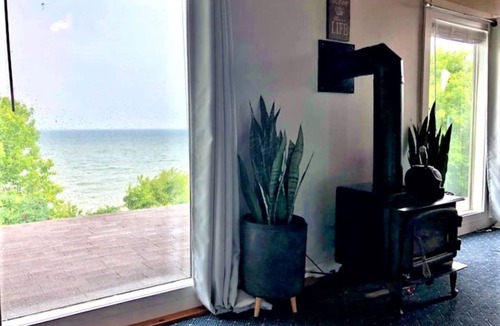 Leamington Cottage | Private Waterfront Loft - an amazing lake view