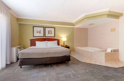 Peterborough Hotel | Quality Inn Peterborough