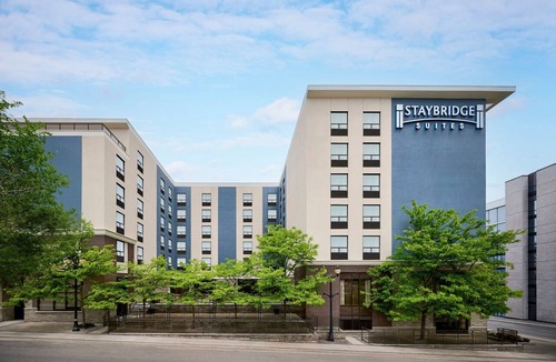 Central Hamilton Apartment | Queen Studio w/Full Kitchen | Daily Breakfast