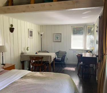 Edgemont Ski Chalet | Quiet Backyard Cabin