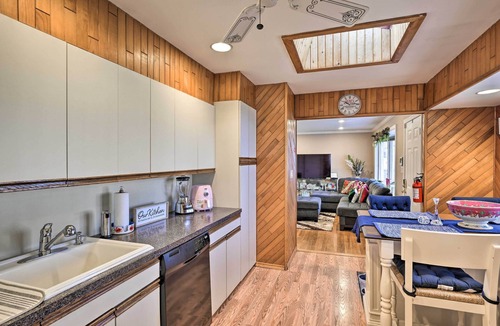 Commack Cottage | Quiet Commack Cottage w/Pool, 8 Mi to Beach!