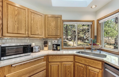 Overlook Park House | Quiet street & setting close to SHARC with Master on Main - A/C & Sharc Passes