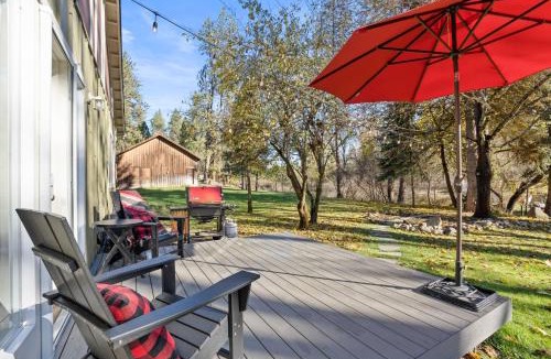 Colbert House | Quiet Waterfront Cottage on the Little Spokane River