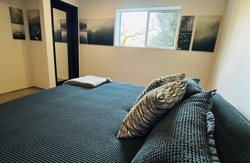 Saanich East Bed & Breakfast | Rainfall Shower Quiet + Hot Tub + 2 bedroom