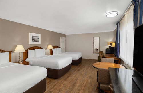 Downtown Hotel | Ramada Bayside Inn & Suites Eureka