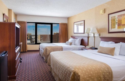 Downtown Hotel | Ramada Hotel & Convention Center by Wyndham Topeka Downtown