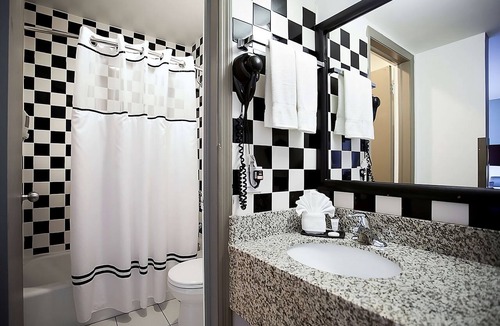 Downtown Chicago Hotel | Recharge & Relax! Three Comfortable Units for Group Travel Near Willis Tower