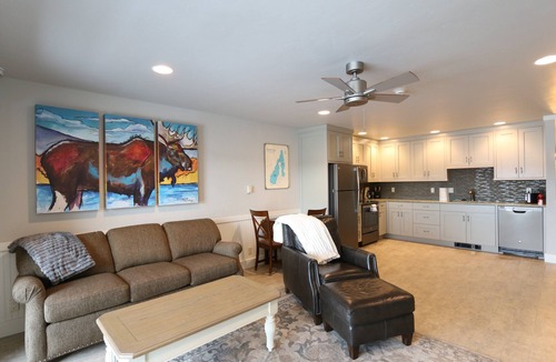McCall Apartment | Remodeled Lakefront Studio with Beach Access and Seasonal Community Pool