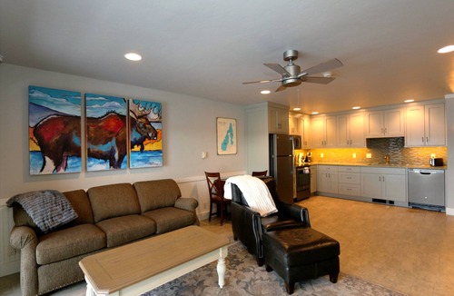 McCall Apartment | Remodeled Lakefront Studio with Beach Access and Seasonal Community Pool