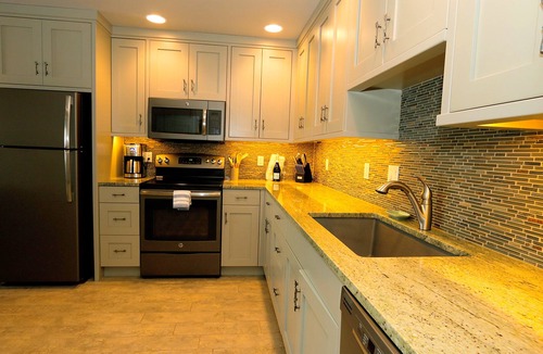 McCall Apartment | Remodeled Lakefront Studio with Beach Access and Seasonal Community Pool