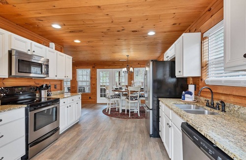 Walland Cabin | River Frontage♥Outdoor Fireplaces♥Hot Tub♥3 King Masters♥Secluded♥Easy Access