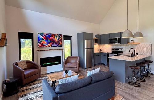 Stanton Cabin | River Rascal - Scenic views, River with BEACH, Hot Tub, Fire pit, Starry Nights