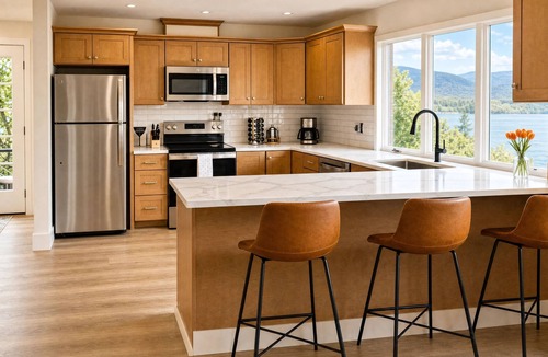 Newburgh Apartment | River Views & Deck | River Suite on Washington
