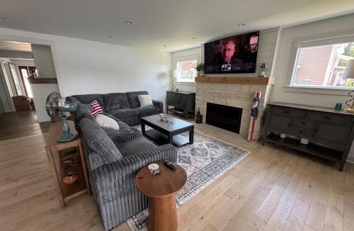 McHenry House | Riverfront Entertainment Haven