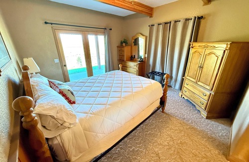 White Bird Bed & Breakfast | Riverfront Lodge in White Bird, ID – 1BR w/Panoramic Views & Breakfast Unit 5