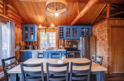 Saint-Raymond Cabin | Riverside Log Cabin with BBQ, Hot Tub & Fireplace