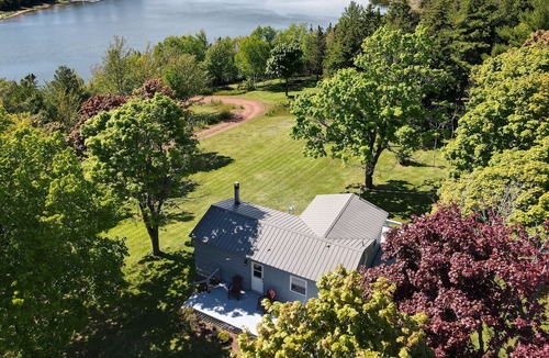 Anne's Land Cabin | Riverview Escape - Cozy cottage with stunning view