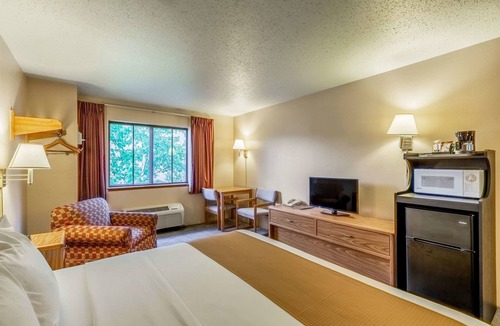 Rhinelander Hotel | Rodeway Inn