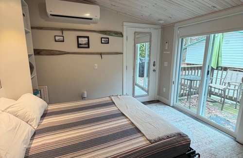Onekama Apartment | Romantic Hideaway Studio—Pool & Hot Tub—Lake Michigan Access—2 Kayaks Provided!