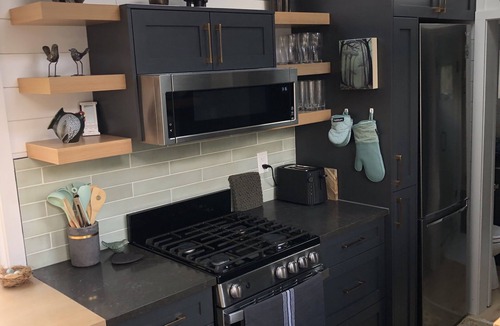Hope House | Romantic, luxury tiny house in the mountains, 2 mins to Kawkawa Lake.