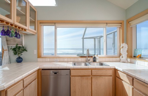 Waldport Cottage | Romantic Sunset Beach Views, HotTub @pinpointstays
