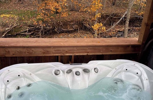 Onslow Cabin | Romantic Tiny Cottage w/Hot Tub & Fire Pit – Sunrise Cottage #1