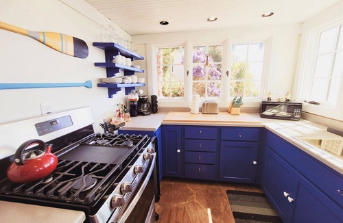 Old Town Cottage | Romantic Waterfront/Fire Pit/Hot Tub/Mins. to Beaches & Restaurants/Pet Friendly