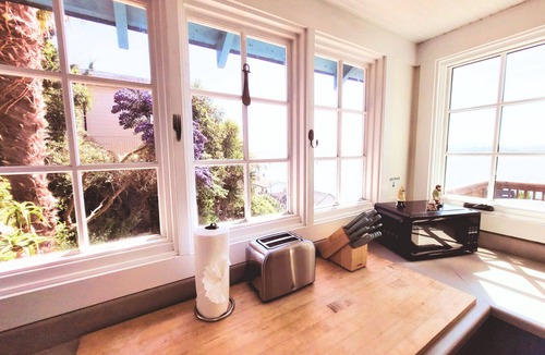 Old Town Cottage | Romantic Waterfront/Fire Pit/Hot Tub/Mins. to Beaches & Restaurants/Pet Friendly