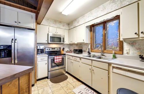 Clarks Chapel House | Ruby Retreat – Mountain Views, 2 Decks, Fire Pit, Creek, Fast WiFi, Generator