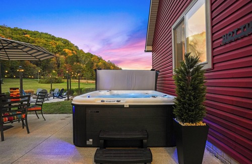 Rockbridge House | Ruby Ridge | Speakeasy, Heated Pool, Fishing Pond, Theater, GameRoom & More