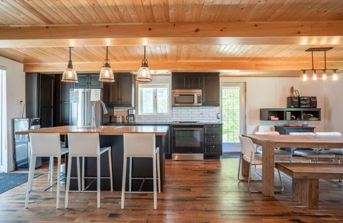 Mauricie Ski Chalet | Rustic & Modern Chalet. 32 Acre of Land. Avec SPA