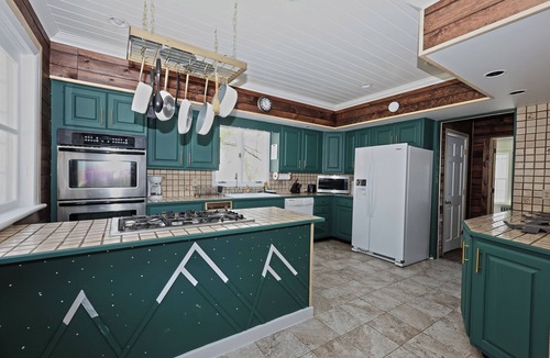 Haines Falls Ski Chalet | Rustic Log with Pool Game room Amazing koi pound just mins from Hunter Mountain