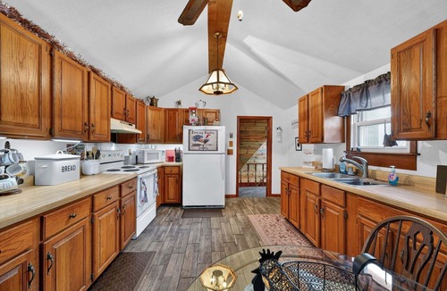 Buffalo Ridge Cabin | Rustic Shadows - Sioux Falls Escape, Firepit, Pet Friendly!