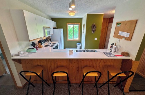 Carroll Apartment | S48 Upper level end unit condo 10 minute walk to Mt Washington Hotel,