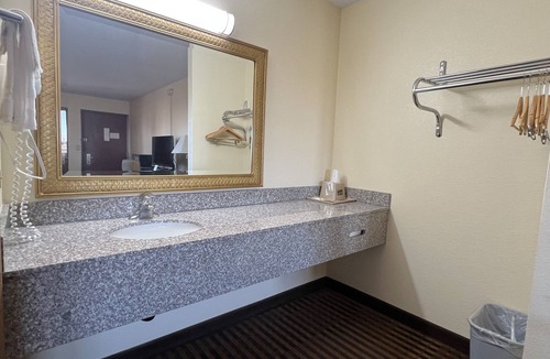 Eau Claire Hotel | Scottish Inns & Suites Eau Claire