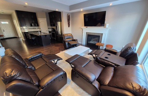 Griesbach House | Sean Comfy Home Modern Escape in Edmonton – Near Northgate