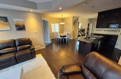 Griesbach House | Sean Comfy Home Modern Escape in Edmonton – Near Northgate