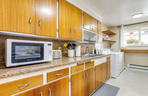 Old Ballard Condo | Seattle Scandi-Boho Gem: Walk to Waterfront!