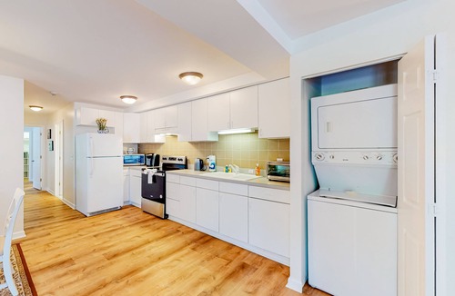 Livingston Condo | Second-floor condo with full kitchen, washer/dryer, central AC, & boat slip use