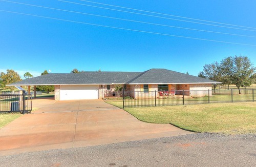 Cedar Valley House | Serene and Spacious Farmhouse RANCH >> Dogs Welcome