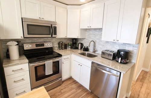 Alki House | Serene Waterfront Escape - 2BR with Mountain Views & A/C