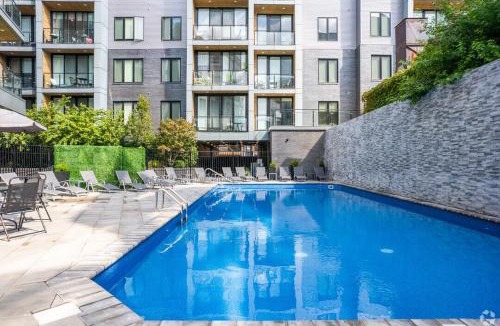 Olde Kensington Apartment | Skyline Studio - Modern Comfort Pool Access