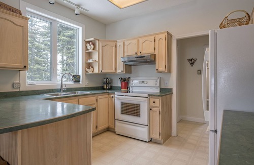 Silver Star Mountain House | Slopeside Chalet Including a Private Suite - Features laundry, BBQ & hot tub