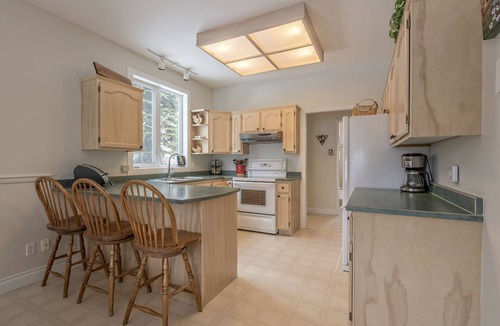 Silver Star Mountain House | Slopeside Chalet Including a Private Suite - Features laundry, BBQ & hot tub