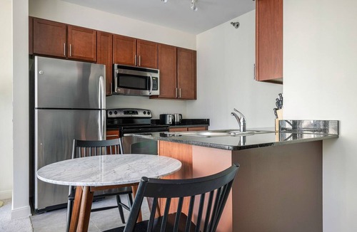 Downtown Chicago Apartment | Smart Loop Studio w/Pool, Gym, nr. Theatre District & L, by Blueground