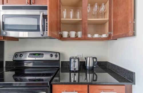 Downtown Chicago Apartment | Smart Loop Studio w/Pool, Gym, nr. Theatre District & L, by Blueground