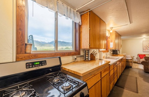 Whitehall House | Solar powered farm stay near wild hotsprings!