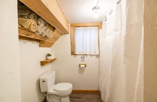 Whitehall House | Solar powered farm stay near wild hotsprings!